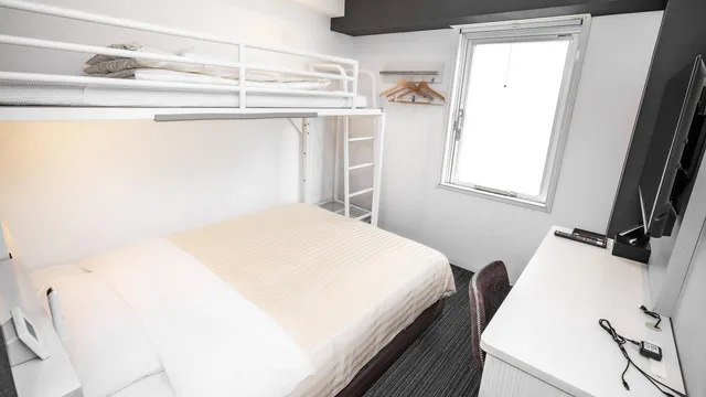 غرفة بسريرين منفصلين وسرير بطابقين، Super Hotel Shinagawa Shinbanba 1/2