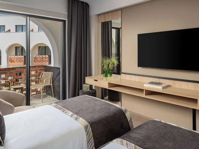 غرفة بريفيليج بسرير مزدوج مع أريكة، Mercure Conacul Cozieni Resort 3/5