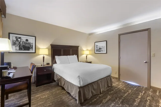 غرفة بسرير كوين بحوض استحمام لذوي الإعاقة، Best Western Frontier Motel 2/7