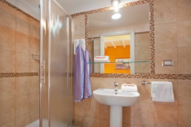غرفة رباعية، Pantheon Inn 3/4
