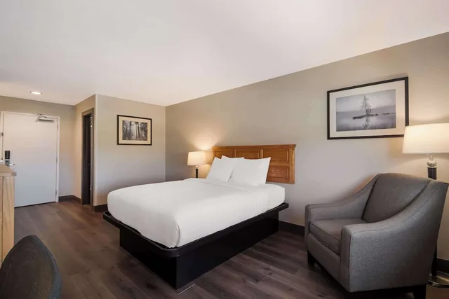 غرفة قياسية بسرير كوين، SureStay Plus Hotel by Best Western Rexburg 2/5