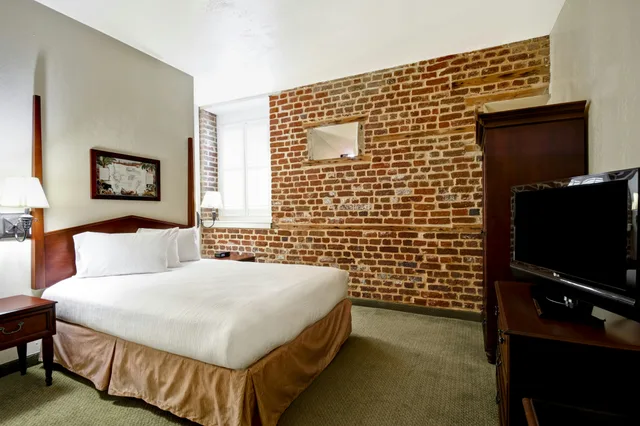 جناح بسرير كوين بإطلالة على المتنزه، Embassy Suites Charleston Historic Charleston 1/2