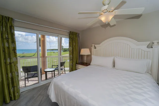 جناح استوديو بسرير كوين بإطلالة على البحر مع أريكة، Holiday Inn Resort Grand Cayman, an IHG Hotel 2/7