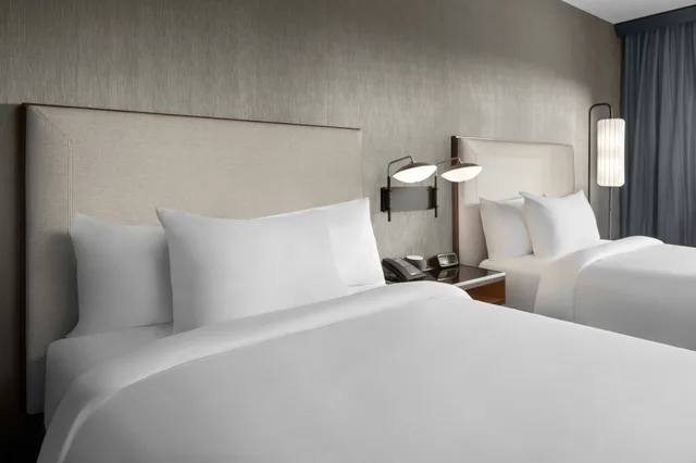 غرفة بسريرين كوين، Courtyard by Marriott Lansing Downtown 2/3