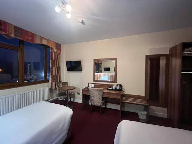 Room, Twin Beds, West County Hotel 6/10