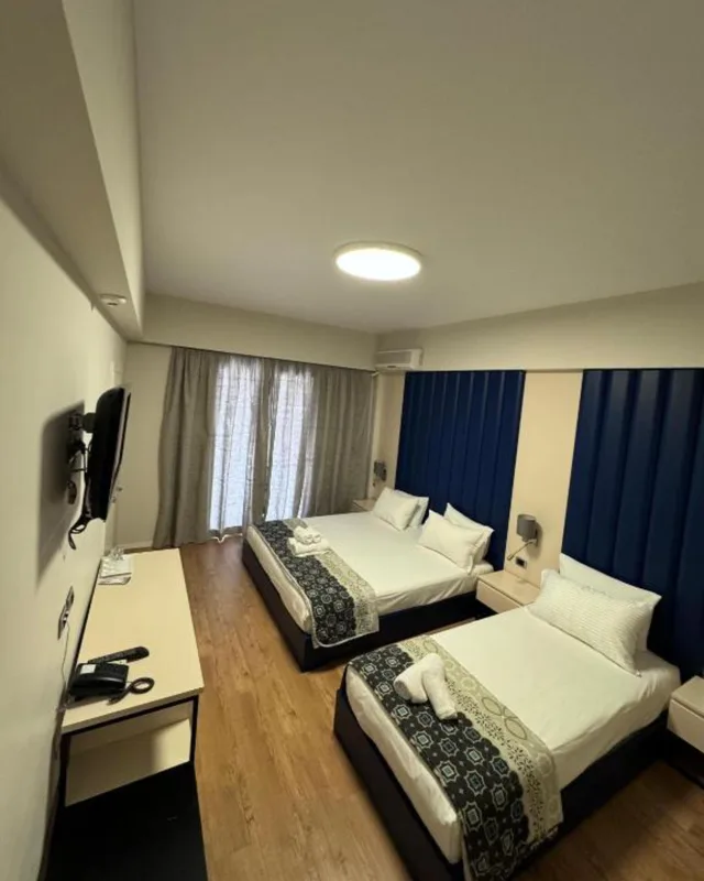 غرفة ثلاثية بشرفة، Blue Sky Hotel 1/10