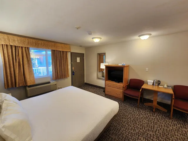 غرفة ديلوكس بسرير كينج، Days Inn by Wyndham Penticton Conference Centre 2/5