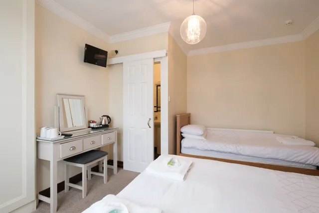 غرفة ثلاثية بسرير مزدوج وسرير فردي، Four Seasons B&B 1/3