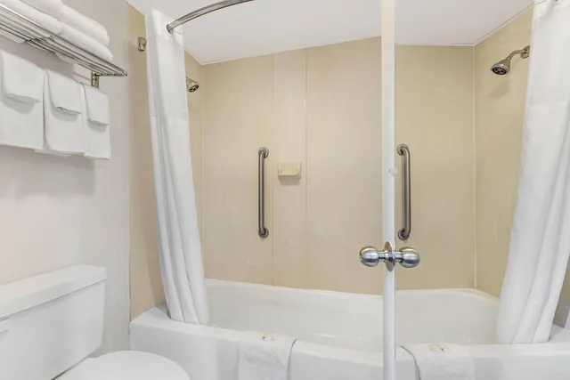 غرفة بسريرين مزدوجين، Quality Inn & Suites Easley - Greenville 6/6