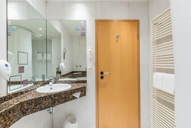 غرفة كومفورت بسرير مزدوج بشرفة، Azimut Hotel Dresden 6/7