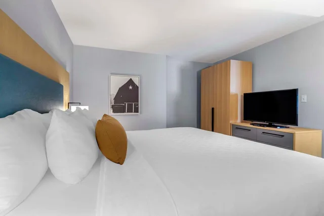 Junior Suite, King Bed, Clarion Hotel & Conference Centre Abbotsford - Fraser Valley 3/10