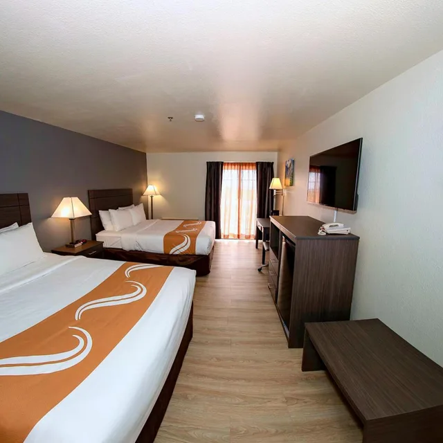 غرفة بسريرين كوين بشرفة، Quality Inn & Suites Crescent City Redwood Coast 1/6