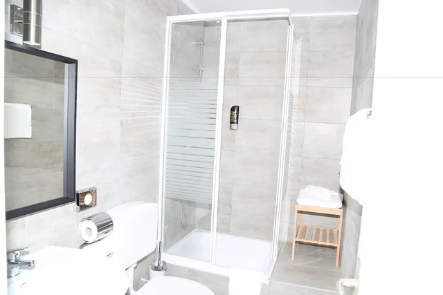 غرفة رباعية بسرير كينج مع أريكة، Main Hotel Frankfurt City 3/5