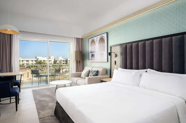 غرفة سوبيريور بسرير كوين بإطلالة على الحديقة بشرفة، Radisson Blu Resort Saidia Beach 2/8
