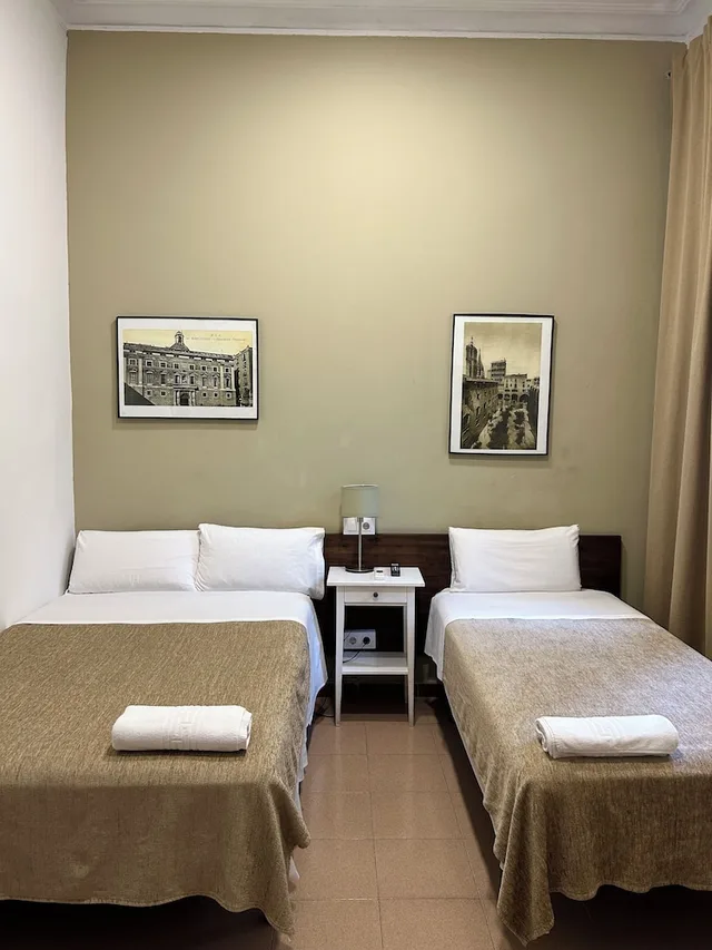 غرفة بسرير مزدوج أو سريرين منفصلين بحمام مشترك، Hostal Delfos 6/10