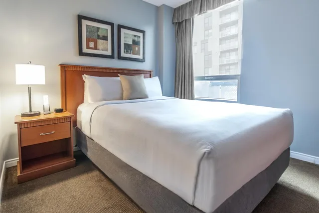 جناح بسرير كينج وسرير كوين بشرفة، Hotel Saint Laurent Montreal 2/8