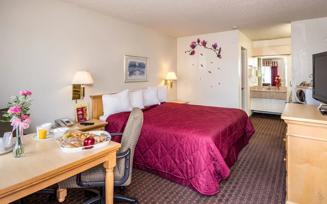 غرفة قياسية بسرير كوين، Hollister Inn 3/4
