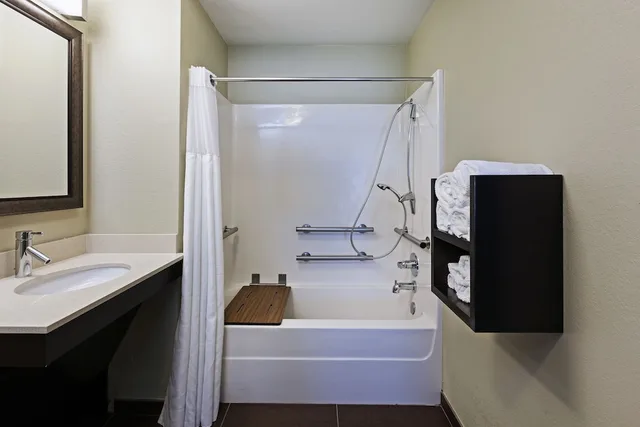 جناح بسرير كوين بغرفة نوم واحدة بمطبخ، Staybridge Suites Tulsa-Woodland Hills 2/2