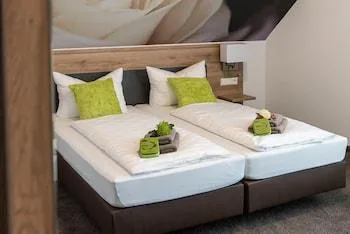 غرفة ديلوكس بسرير كوين، The Outlet Hotel 1/1