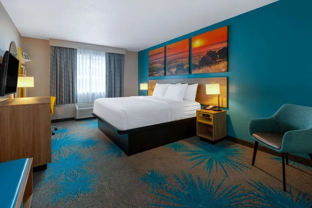 غرفة بسرير كينج يُسمح فيها بالحيوانات الأليفة لذوي الإعاقة، Days Inn By Wyndham Sandusky / Cedar Point 2/5