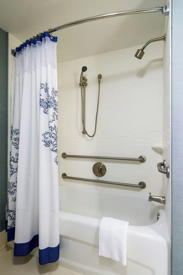 جناح بسرير كينج بغرفة نوم واحدة مع أريكة لذوي الإعاقة، Residence Inn Boston Framingham 4/4