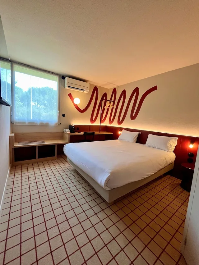 غرفة قياسية بسرير كوين في الطابق الأرضي لذوي الإعاقة، Best Western Hotel du Phare 1/3