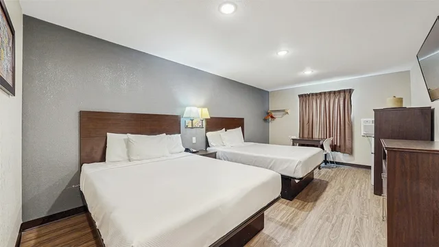جناح بسريرين كوين مع أريكة للمدخنين، Red Lion Inn & Suites Olathe Kansas City 1/9
