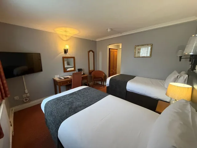 Room, Twin Beds, Raven Hotel 3/4