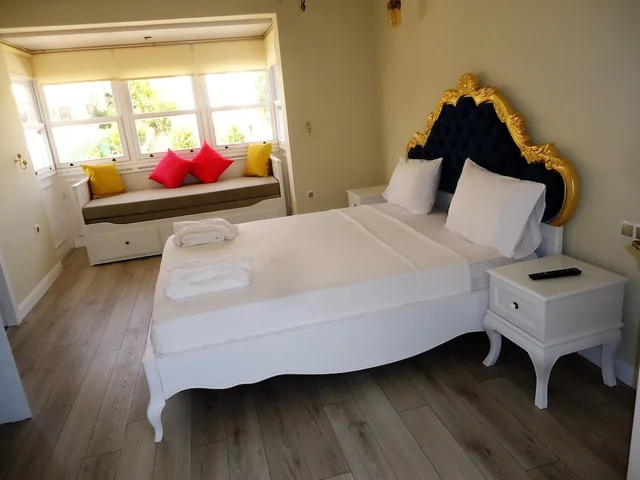 غرفة ديلوكس رباعية بسرير كينج بإطلالة على الجبل مع أريكة، Alacati Grand Eldoris Otel 3/10
