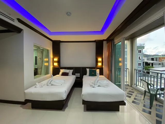 غرفة ديلوكس رباعية بأربعة أسرّة بإطلالة على المدينة بغرفتي نوم، 77 Patong Hotel & Spa 2/4