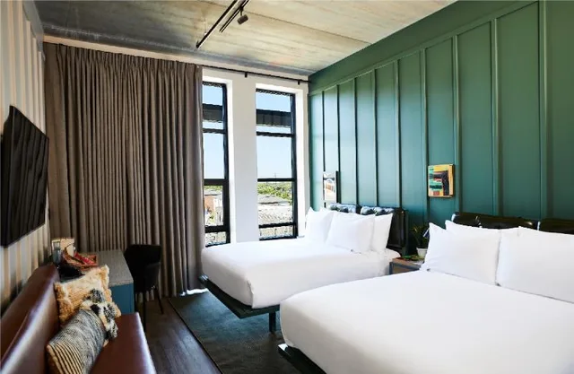غرفة بسرير كينج وسرير فردي، Waymore's Guest House & Casual Club 1/4