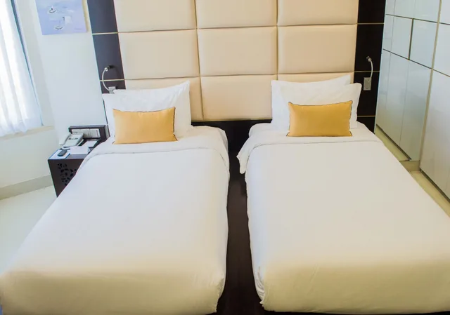 غرفة ديلوكس بسريرين منفصلين بإطلالة جزئية على البحر، Holiday Beach Hotel Danang 7/10