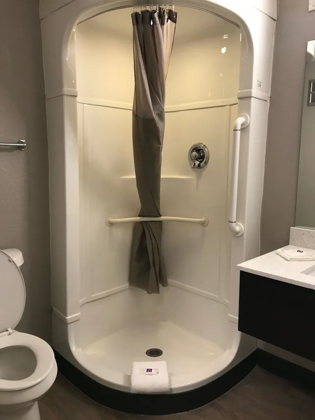 غرفة ديلوكس بسرير كينج لذوي الإعاقة، Motel6 Fort Wayne, IN 6/9