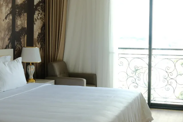 Deluxe, King Bed, City View, MerPerle Dalat Hotel 3/7