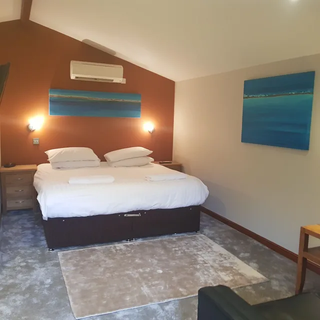 Log, Cabin, King Bed، The Grange Hotel 1/2