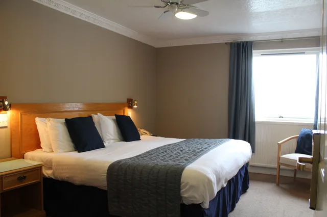 غرفة قياسية بسرير كينج بإطلالة على البحر، New Holmwood Hotel 1/4