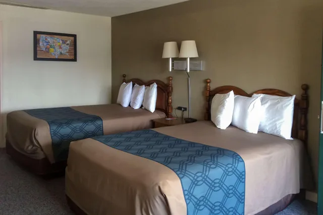غرفة رباعية بسريرين مزدوجين، Econo Lodge Cortland Downtown NY 3/4