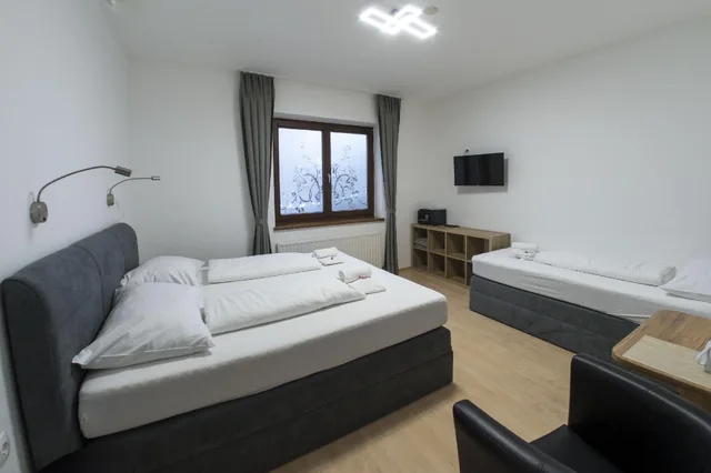 غرفة بسرير كوين وسرير فردي بإطلالة، Hotel Heimgartl 2/2
