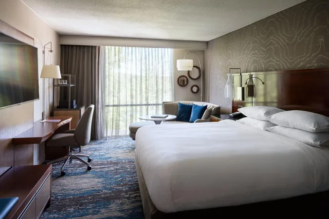 Room, King Bed, Balcony, Accessible, Boston Marriott Newton 3/8