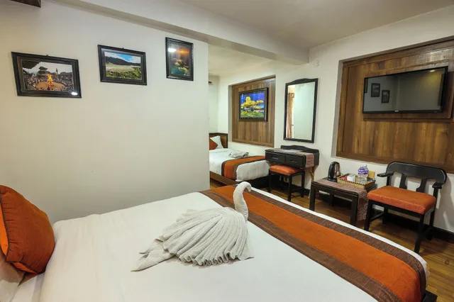 Family, 1 Double and 1 Single Bed, Hill View، Hotel Himalayan Oasis 3/10