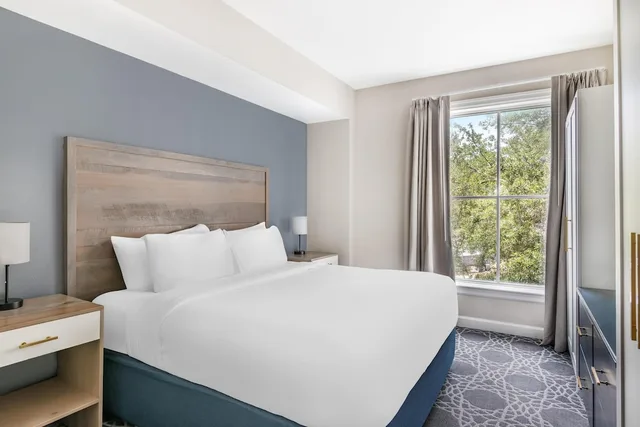 جناح بسرير كينج وسريرين كوين بغرفتي نوم مع أريكة، Hilton Vacation Club King 583 Charleston 1/10