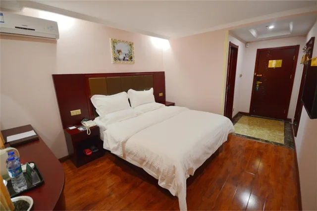 غرفة بسرير كينج وسرير كوين، GreenTree Inn Chizhou High-Speed Railway Station Hotel 1/2