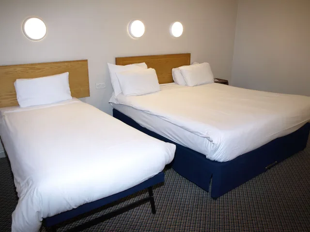غرفة بسريرين منفصلين وسرير كينج وسرير فردي، 247Hotel.com 4/10