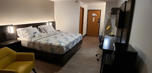 Deluxe, King Bed, Motel6 Kewanee, IL 4/10