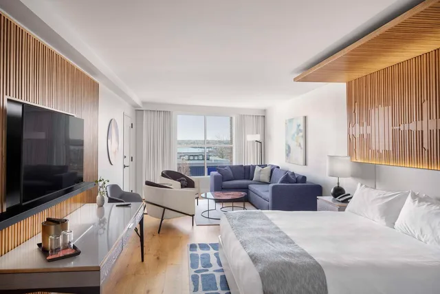 Premium, King Bed, Water Front، Canopy by Hilton Portland Waterfront 1/3