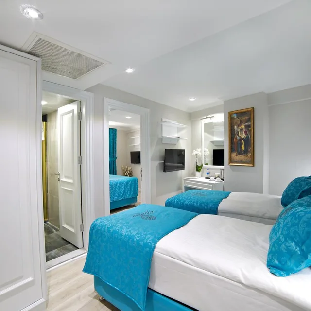 Connecting, Double Bed, Glamour Hotel 6/8