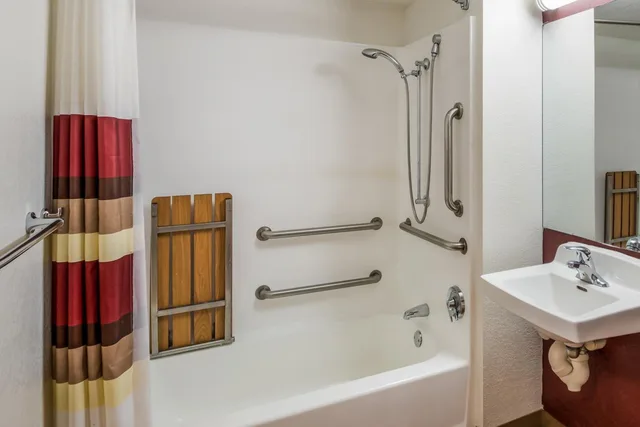 غرفة بسرير كوين لذوي الإعاقة، Red Roof Inn Rochester Airport 6/7