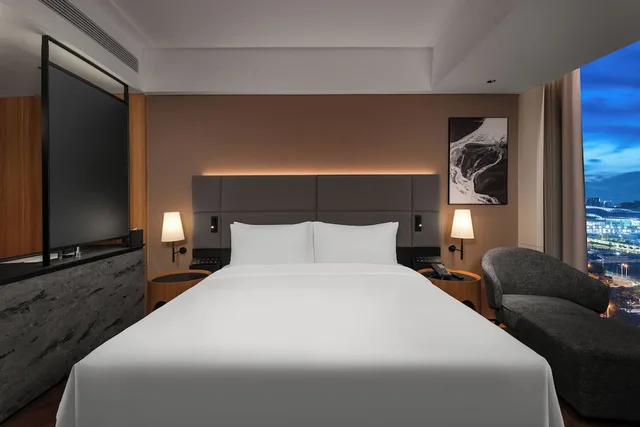 Business, Single, King Bed, IntercityHotel Guangzhou South Station 2/4