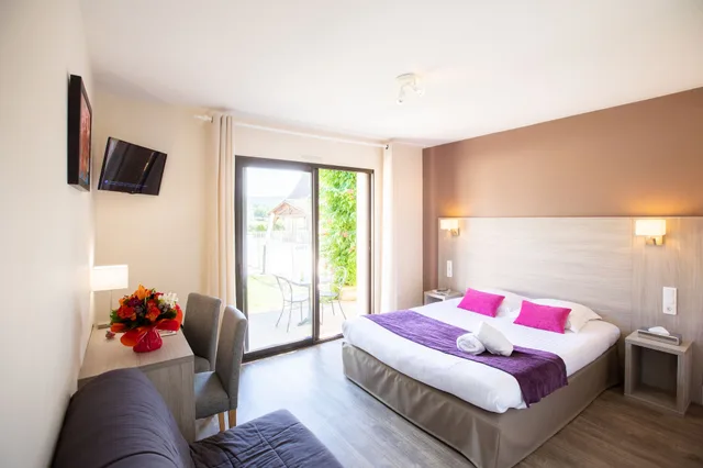 غرفة بسرير مزدوج بإطلالة على المسبح بشرفة، HOTEL L OUSTAL 3/9