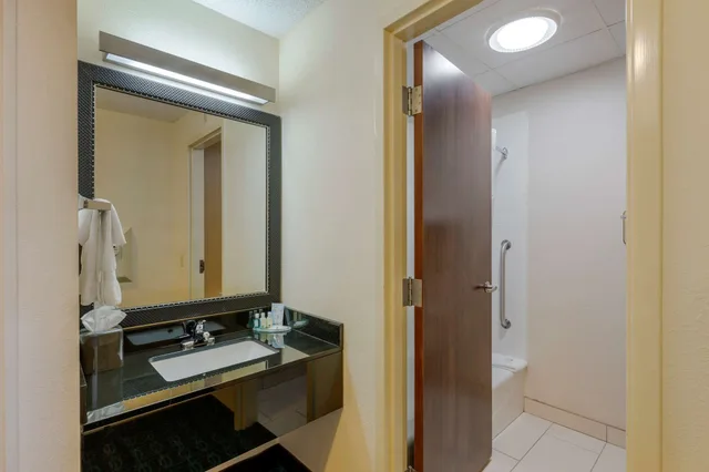 غرفة قياسية بسرير كينج مع أريكة، Quality Inn and Suites Sandusky 6/7